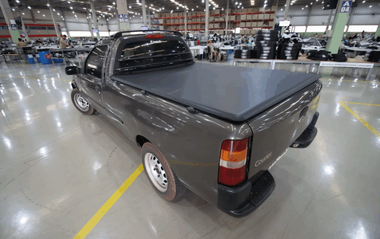 Capota marítima instalada em caminhonete Ford Courier, destacando a vantagem capota marítima na proteção e organização da caçamba.