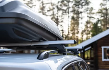 Rack esportivo aerodinâmico instalado em veículo, ideal para transportar cargas com estilo e eficiência.