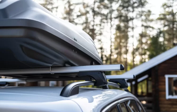 Rack esportivo aerodinâmico instalado em veículo, ideal para transportar cargas com estilo e eficiência.