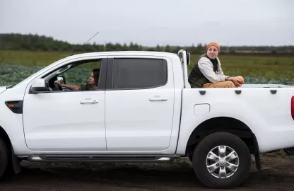 Caminhonete branca com Santo Antônio instalado, destacando segurança e estilo para pick-up.
