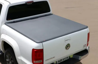 Capota marítima instalada em pick-up protegendo a caçamba contra chuva e poeira