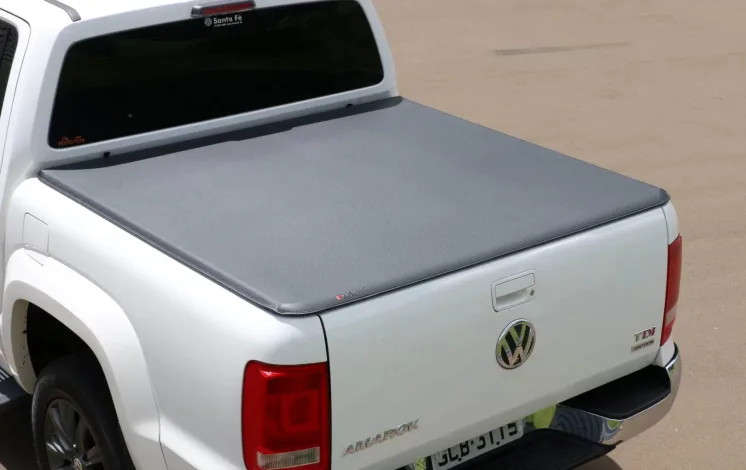Capota marítima instalada em pick-up protegendo a caçamba contra chuva e poeira