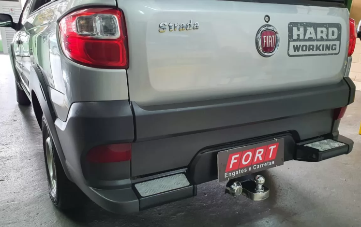 Engate automotivo instalado em pick-up, ideal para reboques e transporte com segurança