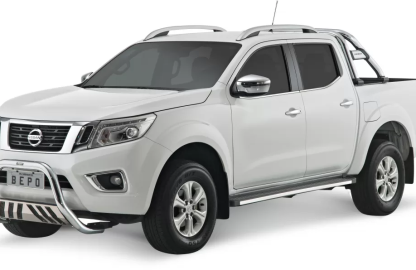 Pick-up equipada com santo antônio e rack, destacando acessórios para transporte e visual robusto