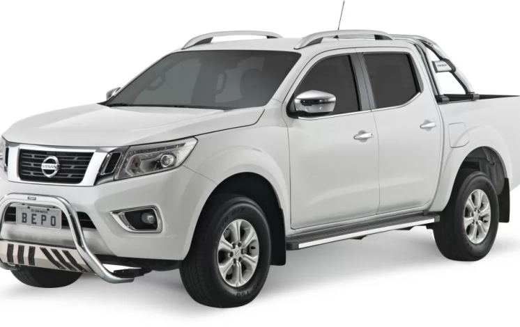 Pick-up equipada com santo antônio e rack, destacando acessórios para transporte e visual robusto