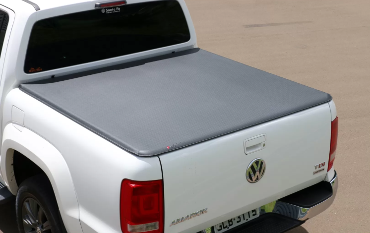 Capota marítima instalada em pick-up protegendo a caçamba com lona resistente e acabamento discreto