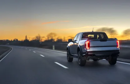Pick-up moderna na estrada ao pôr do sol representando acessórios para pick-up e uso versátil no dia a dia