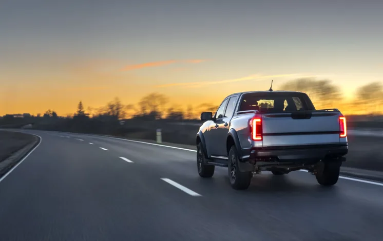 Pick-up moderna na estrada ao pôr do sol representando acessórios para pick-up e uso versátil no dia a dia
