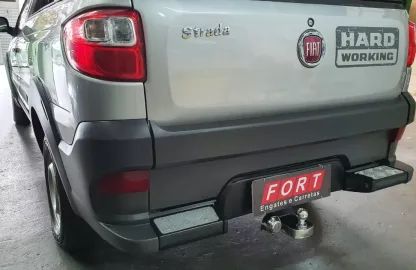 Engate para reboque instalado em pick-up mostrando sistema de acoplamento traseiro para transporte seguro