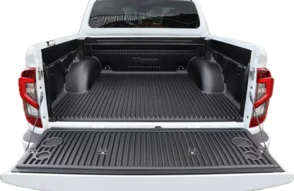 Protetor de caçamba instalado em pick-up mostrando revestimento interno resistente e antiderrapante
