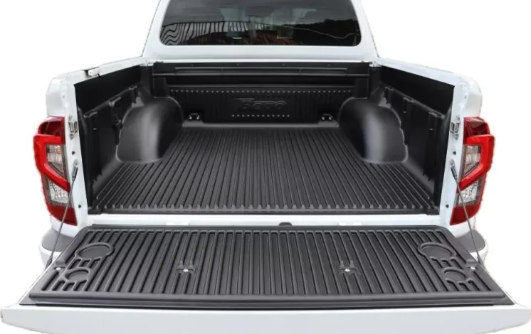 Protetor de caçamba instalado em pick-up mostrando revestimento interno resistente e antiderrapante