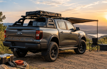 Ford Ranger equipada com acessórios para trabalho e lazer, incluindo rack de teto, bagageiro, capota lateral e pneus off-road.